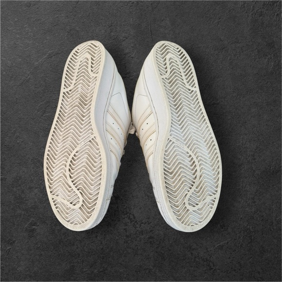 Iconic Adidas Superstar White with the Cream stripes Shell Toe Sneakers sz 6 - Picture 4 of 6